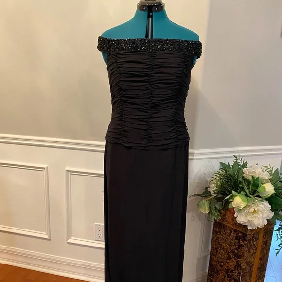 green emerald velvet dress Glliora Gown